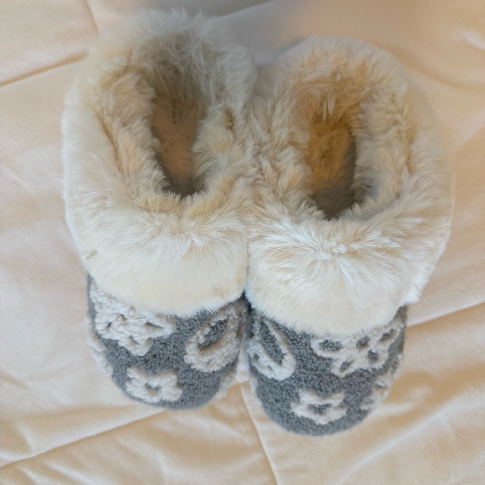 American Eagle never worn Cozy Gray and Cream Fuzzy Slippers